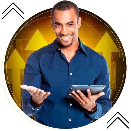 rapaz feliz com 350 modelos de copy com gatilhos mentais de alta conversao